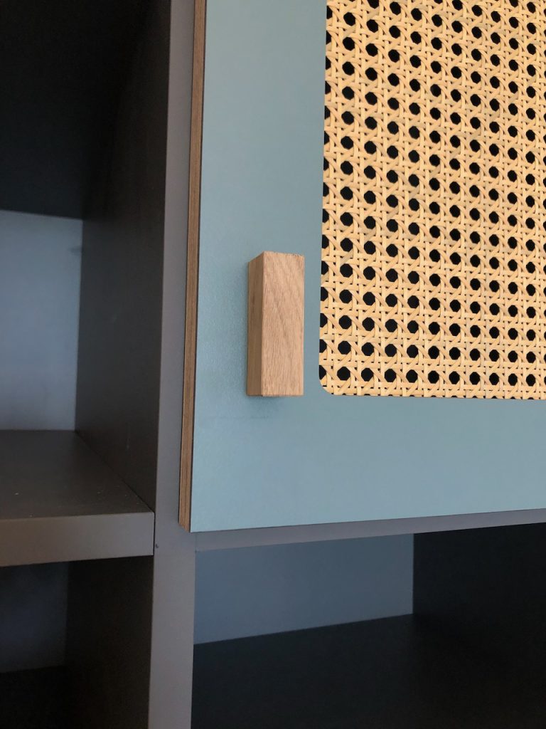 Möbeltür mit Wiener Geflecht und Holzgriff
