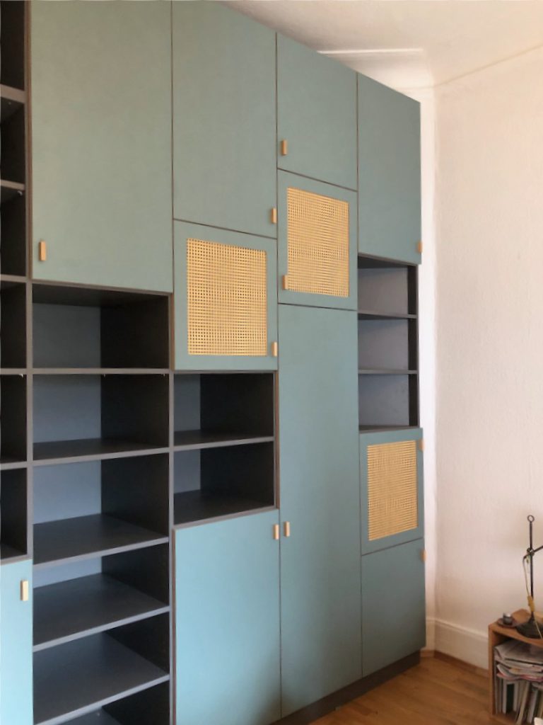 Schlafzimmerschrank mit Wiener Geflecht