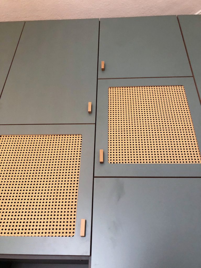 Schlafzimmerschrank mit Wiener Geflecht
